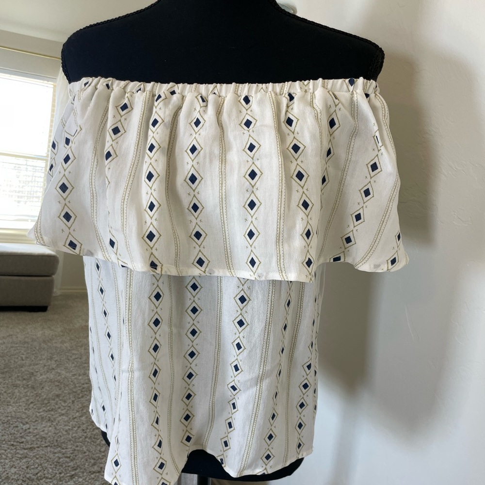 NWT off shoulder blouse. Size large.